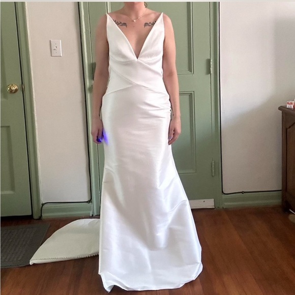 Ivory White Wedding Dress with detachable train - Picture 2 of 5